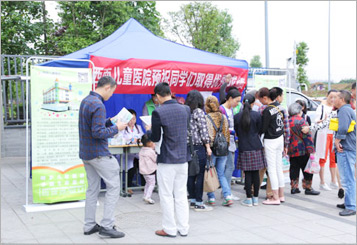 家长们围在医疗服务站前咨询