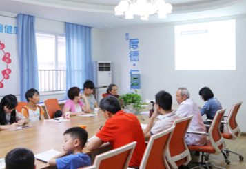 家长们认真聆听曹老师讲课