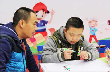 自闭症孩子现场绘画