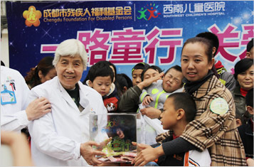 为自闭症孩子“果果”捐赠