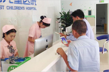 医师为社区老人讲解疾病常识