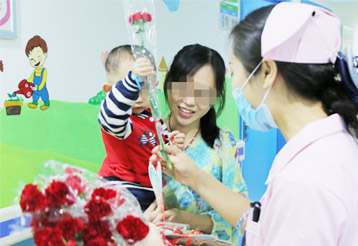 母亲节我院给每位妈妈送上康乃馨