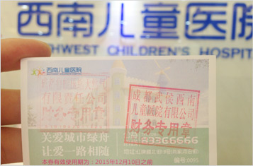 医护人员正在为老人细心测血压