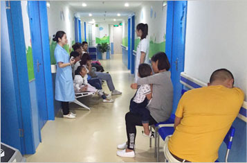 我院张渝医生为孩子们体检